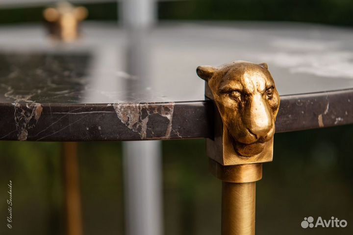 Эксклюзивный дизайнерский стол из мрамора и латуни