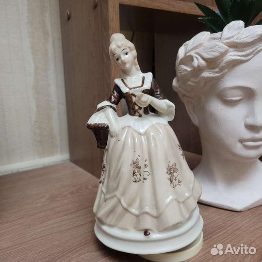 Музыкальная статуэтка фарфоровая ретро антиквариат