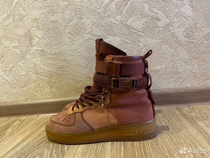 Nike Air Force 1 Special Field Premium (41 EUR)