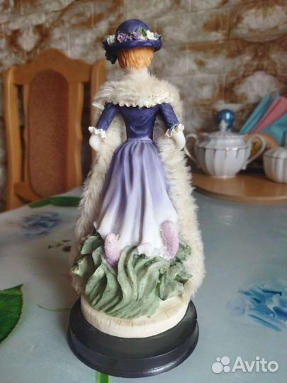 Коллекционная статуэтка дамы