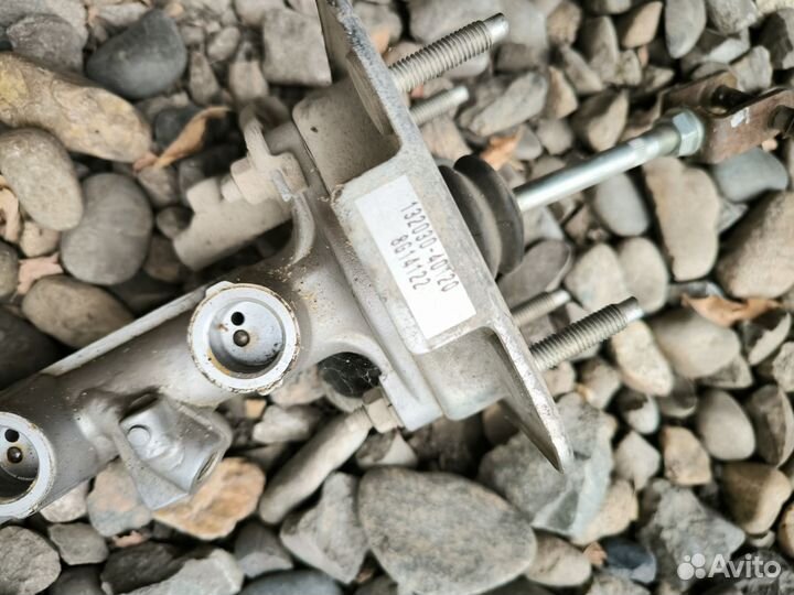 Toyota Prius 2008 20 главный тормозной, левый руль