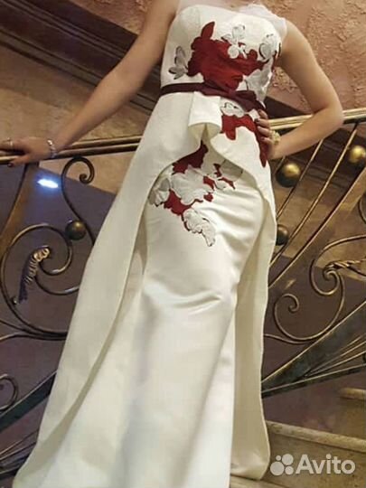 Вечернее платье 44 белое с красными цветами