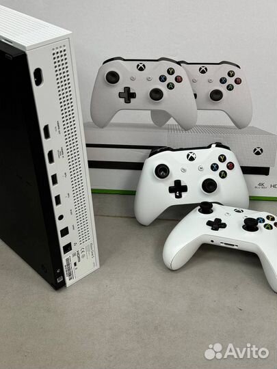 Xbox One S 1tb + 2 геймпада