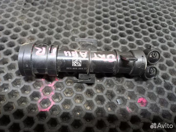 Форсунка омывателя фар передняя правая Skoda