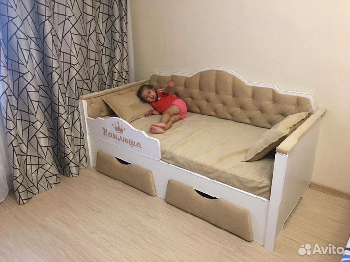 Детская кроватка в мягкой обивке принцесса