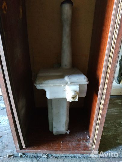 Бачек омывателя с насосом