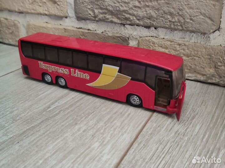 Автобус красный открываются дверь,багаж,двигатель