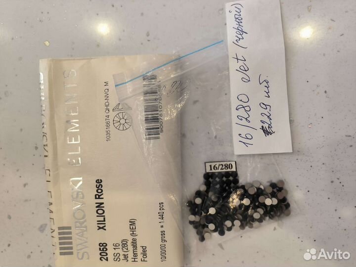 Стразы Swarovski цвета разные