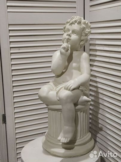 Лекоратмвная фигура мальчик на колонне