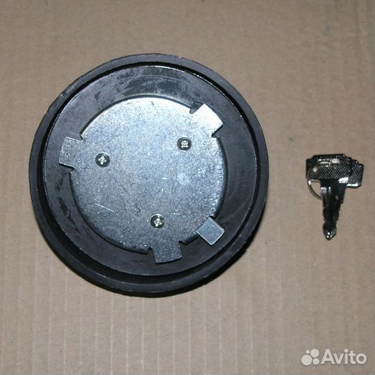 Пробка топливного бака с замком пластик д.80 (3 ус