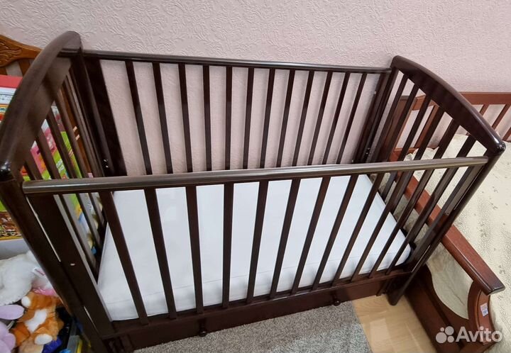 Детская кроватка с поперечным маятником