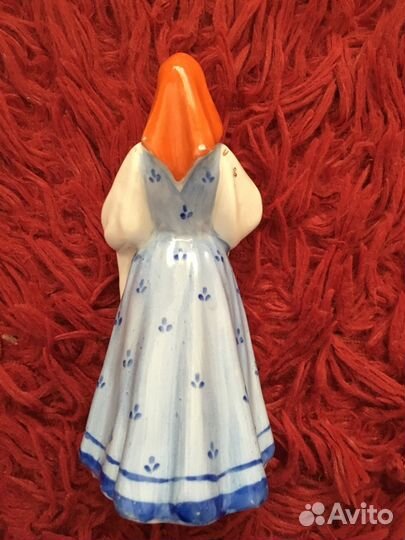 Статуэтка Девушка с караваем Дулево