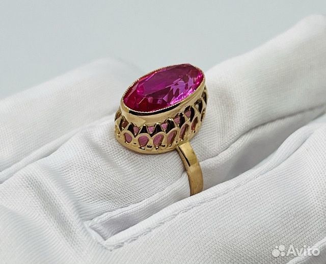 Золотое кольцо с камнем 17р