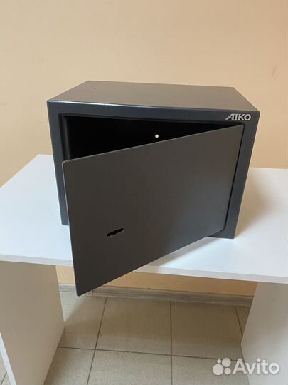 Сейф металлический в идеальном состоянии