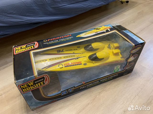 Игрушка катер на радиоуправлении