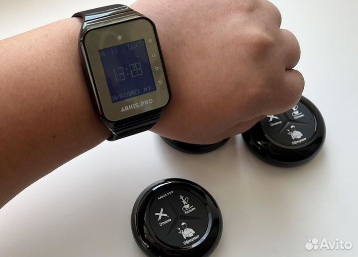 Кнопка вызова официанта с часами в кальянную