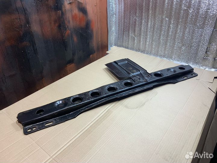 Траверса АКПП Toyota Land Cruiser 100 2001г