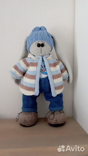 Вязаная игрушка ручной работы заяц