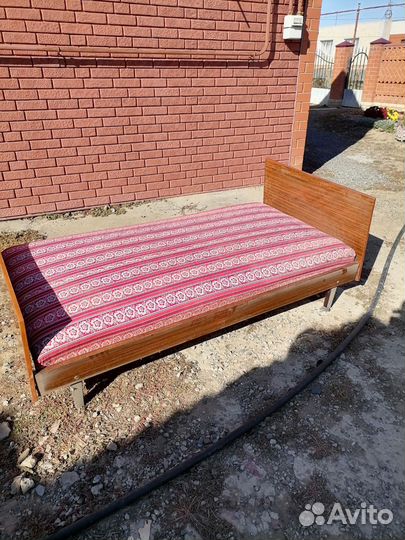 Кровать