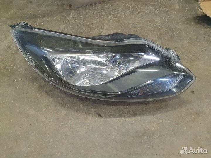 Правая фара форд фокус 3 с дефектом