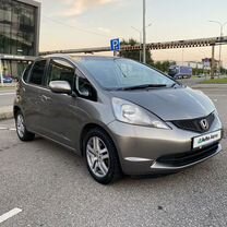 Honda Fit 1.3 AT, 2008, 180 000 км, с пробегом, цена 640 000 руб.