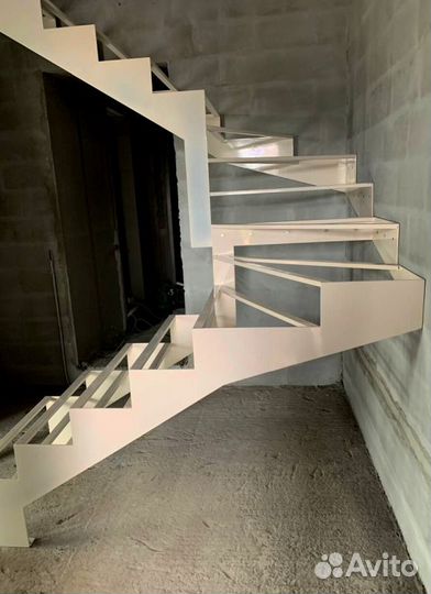 Лестница на металлокаркасе открытого типа