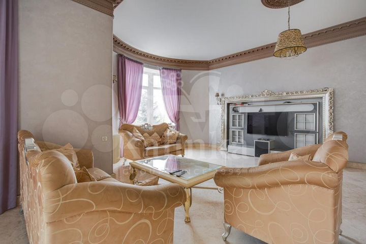 Коттедж 1350 м² на участке 12 сот.