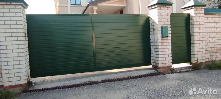 Секционные гаражные ворота DoorHan Alutech