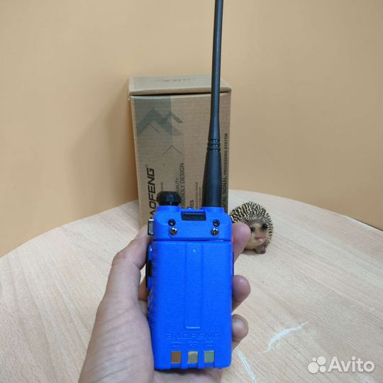 Рация Baofeng UV-5R синего цвета с гаранитурой
