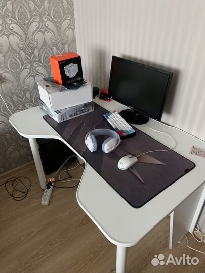 Компьютерный стол белый игровой