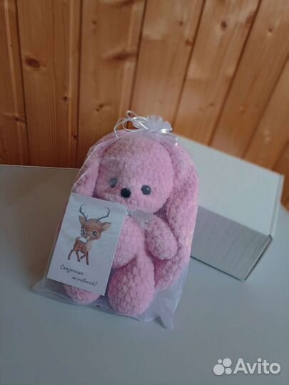 Плюшевый заяц вязаный