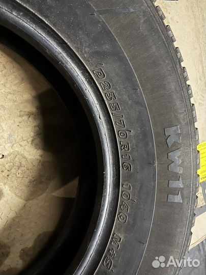 Kumho I'Zen Stud Snow KW11 235/70 R16