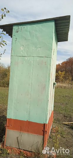 Металлический шкаф для садового инвентаря