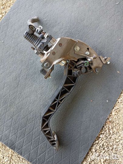 Педаль сцепления Toyota hiace