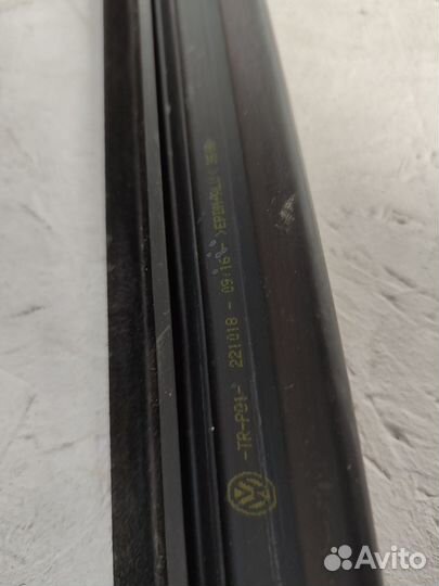 Уплотнитель стекла двери задний левый Volkswagen