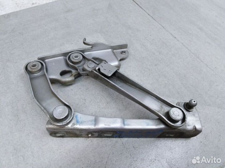 Петля капота левая