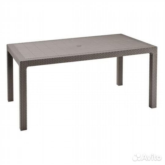 Пластиковый стол и кресла