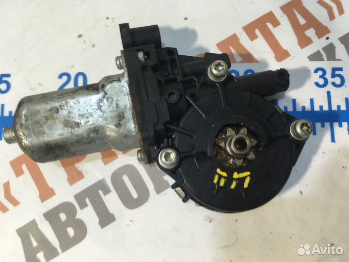 Тойота Моторчик стеклоподъемника задний левый Лев