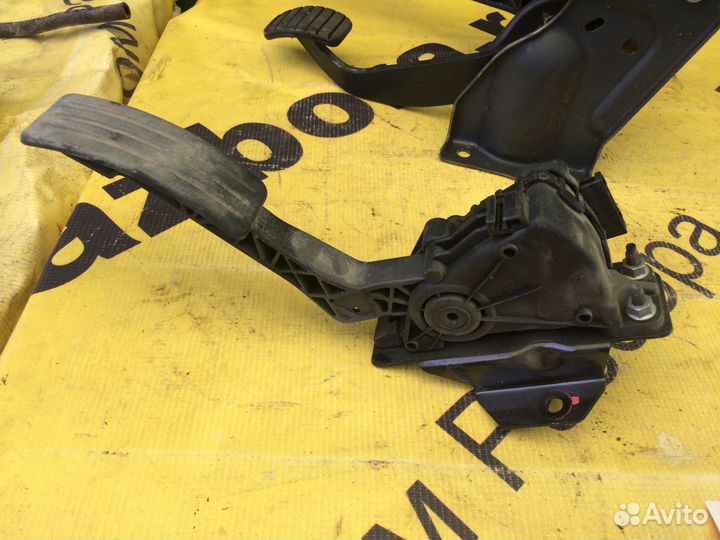 Блок педалей Renault Duster 1.6 МКПП