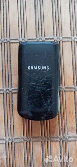 Мобильный телефон samsung с зарядкой