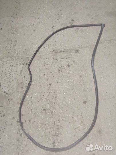 Уплотнитель передней прав двери Субару Форестер SJ