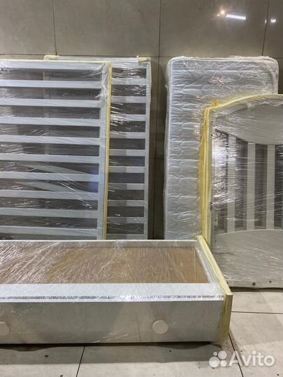 Кроватка детская и матрас состояние отличное