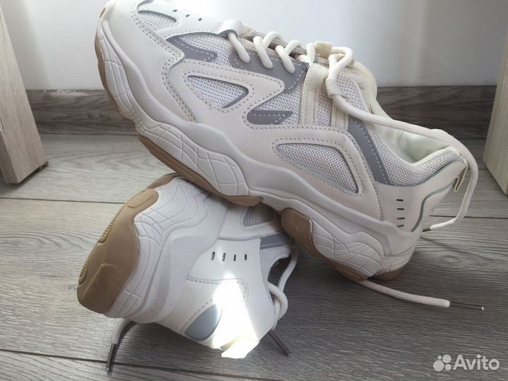 Кроссовки женские