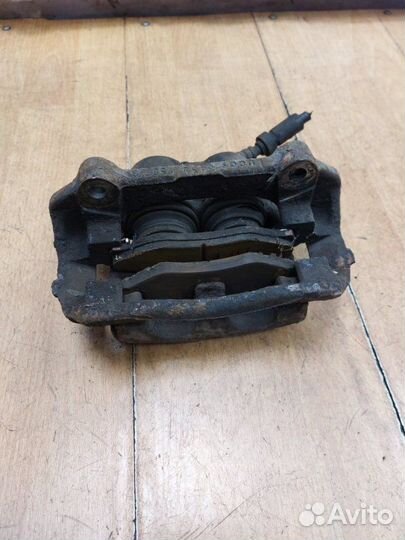 Тормозной суппорт передний правый Opel Vivaro