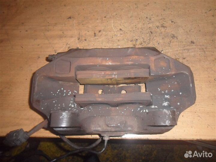 Тормозной суппорт передний правый Volkswagen