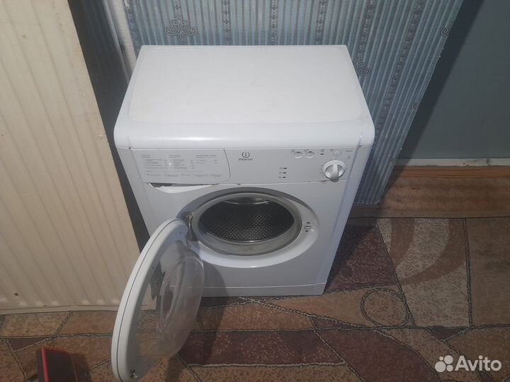 Продам стиральную машину Indesit на запчасти