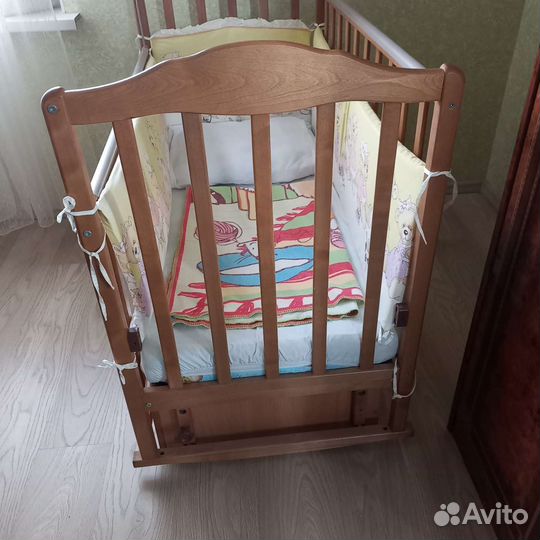 Детская кроватка с маятником и ящиком