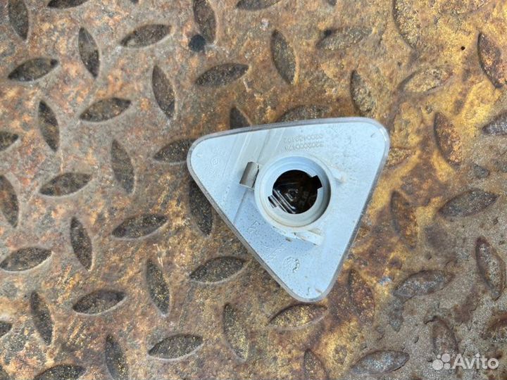 Повторитель поворота в крыло передний правый