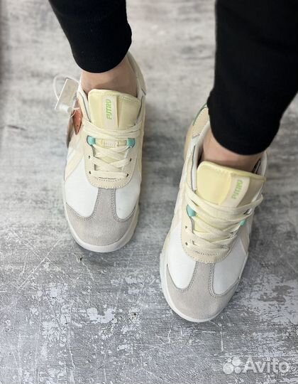 Кроссовки женские Adidas Neo Futro