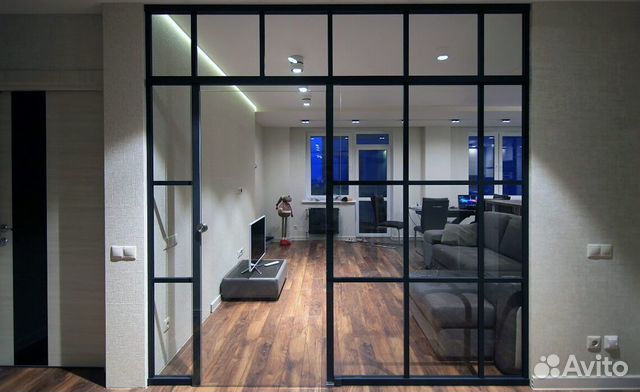 Стеклянная перегородка с дверью